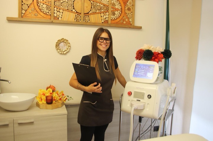 Operatrice di Esteticamente accanto al macchinario per epilazione laser